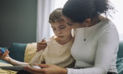 دراسة طبية تحسم الجدل.. ما علاقة الأم بتوحد الطفل؟